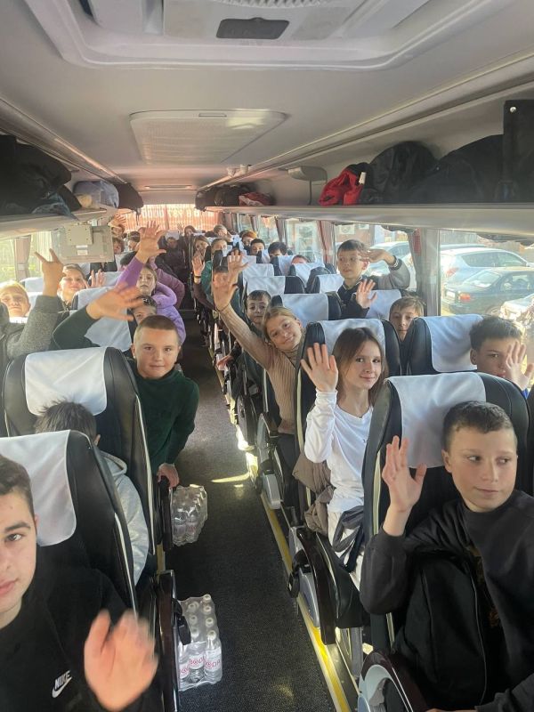 50 школьников Мангушского округа отправились на оздоровление в Смоленск 50 школьников Мангушского округа отправились на оздоровление в Смоленск