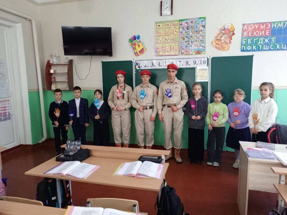 МЫ ПРОТИВ ТЕРРОРА!. Юнармейцы отряда ВПК «Пламя» штаба местного отделения городского округа Харцызска СШ № 4, ученики из 9-А класса Воробьев Сергей,Матинян Михаил, и Уманец Алина приняли участие в акции «Мы ПОМНИМ!» МЫ ПРОТИВ ТЕРРОРА!. Юнармейцы отряда ВПК «Пламя» штаба местного отделения городского округа Харцызска СШ № 4, ученики из 9-А класса Воробьев Сергей,Матинян Михаил, и Уманец Алина приняли участие в акции «Мы ПОМНИМ!»