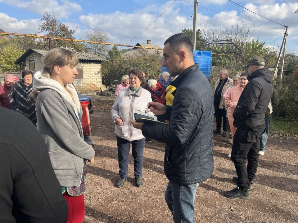 Сегодня, в диалоге с жителями улицы Заветная приняли участие заместитель руководителя Управы Пролетарского внутригородского района Администрации городского округа Донецк Александр Барабаш совместно с депутатом Народного... Сегодня, в диалоге с жителями улицы Заветная приняли участие заместитель руководителя Управы Пролетарского внутригородского района Администрации городского округа Донецк Александр Барабаш совместно с депутатом Народного...