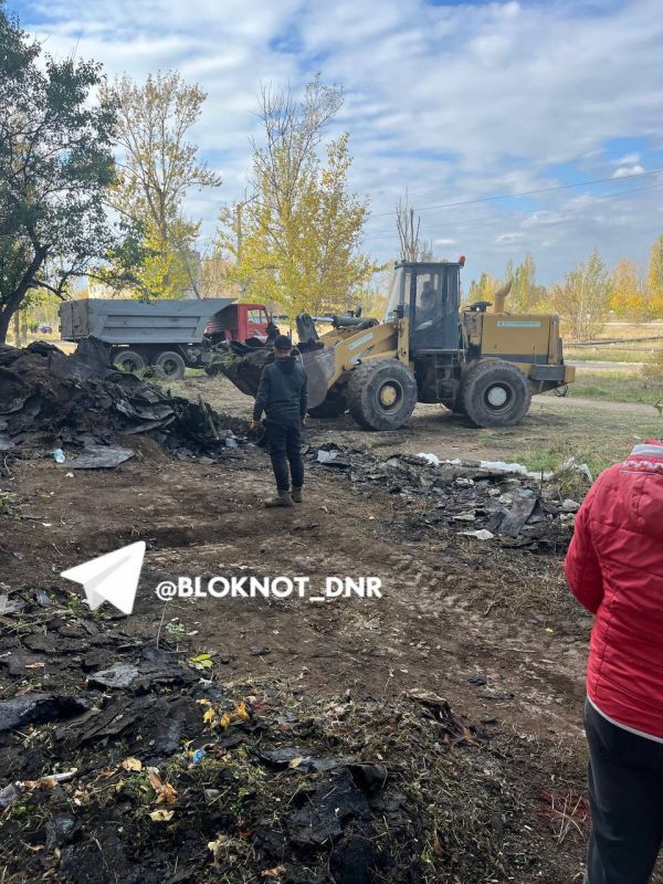 Демонтированную крышу возле дома в Зугрэс убрали спустя 2 месяца, сразу после визита журналистов «Блокнот» Демонтированную крышу возле дома в Зугрэс убрали спустя 2 месяца, сразу после визита журналистов «Блокнот»