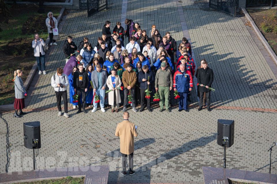 В память о погибших: в День белых журавлей молодежь возложила цветы к монументу “Жертвам фашизма” В память о погибших: в День белых журавлей молодежь возложила цветы к монументу “Жертвам фашизма”
