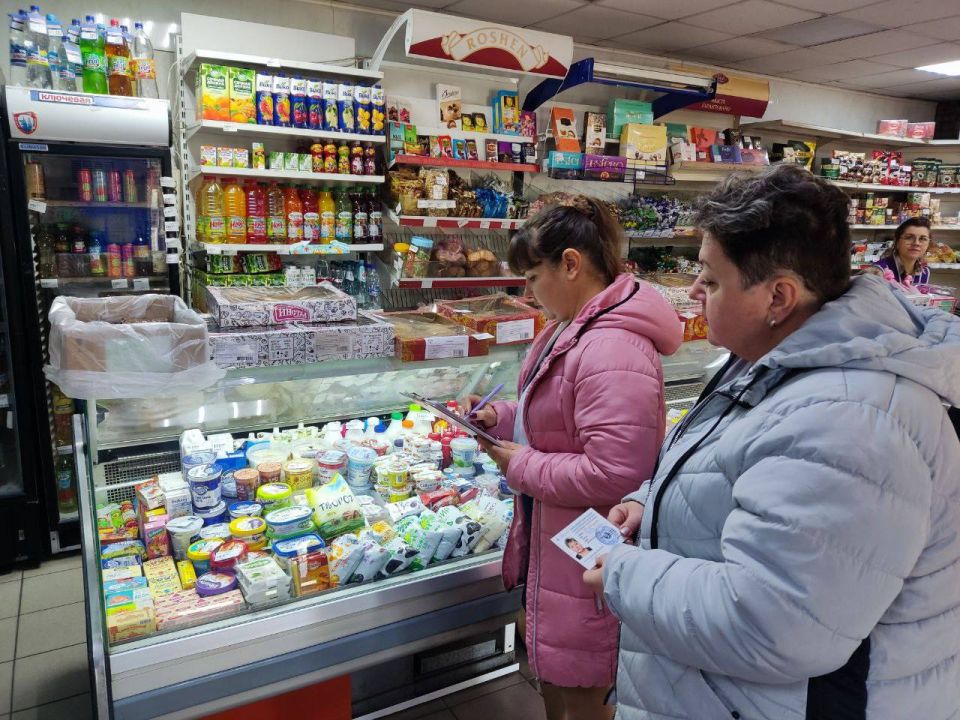 В городе Моспино прошел очередной рейд Народного контроля с целью улучшения качества обслуживания населения и выявления нарушений при формировании цен на продукцию В городе Моспино прошел очередной рейд Народного контроля с целью улучшения качества обслуживания населения и выявления нарушений при формировании цен на продукцию