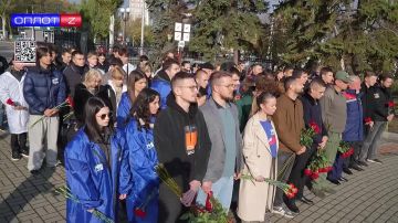 Не в землю нашу полегли когда-то, а превратились в белых журавлей
