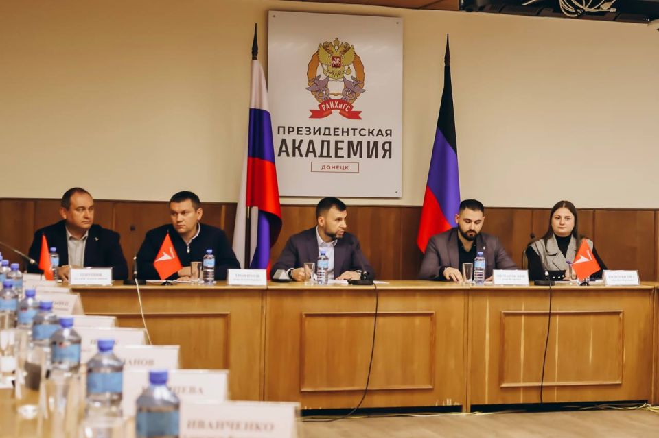 Сегодня в Донецке состоялось заседание Республиканского координационного совета при Главе Донецкой Народной Республики по взаимодействию с Движением Первых Сегодня в Донецке состоялось заседание Республиканского координационного совета при Главе Донецкой Народной Республики по взаимодействию с Движением Первых