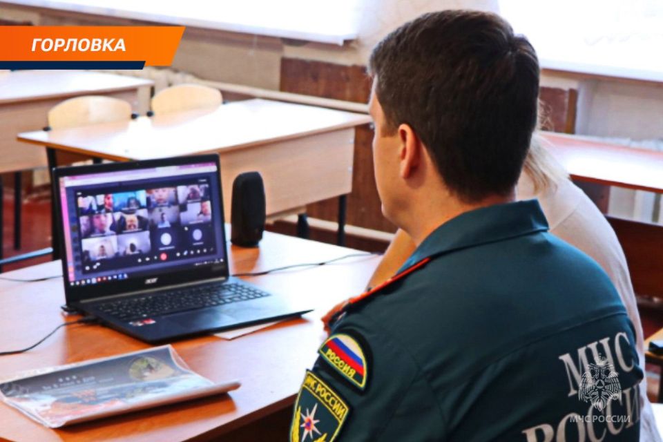 От мультфильмов до противогазов: специалисты МЧС России провели уроки безопасности в детских садах и школах ДНР От мультфильмов до противогазов: специалисты МЧС России провели уроки безопасности в детских садах и школах ДНР