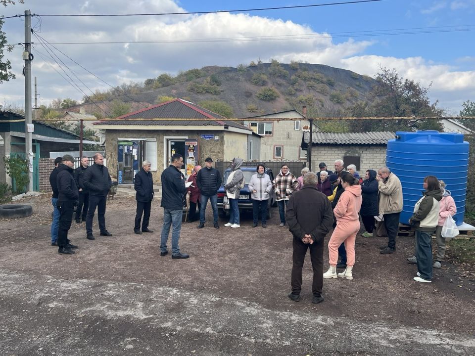 Сегодня, в диалоге с жителями улицы Заветная приняли участие заместитель руководителя Управы Пролетарского внутригородского района Администрации городского округа Донецк Александр Барабаш совместно с депутатом Народного... Сегодня, в диалоге с жителями улицы Заветная приняли участие заместитель руководителя Управы Пролетарского внутригородского района Администрации городского округа Донецк Александр Барабаш совместно с депутатом Народного...