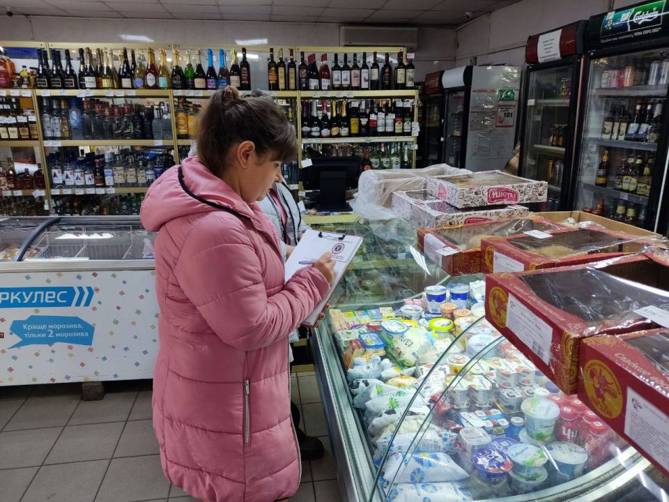 В городе Моспино прошел очередной рейд Народного контроля с целью улучшения качества обслуживания населения и выявления нарушений при формировании цен на продукцию В городе Моспино прошел очередной рейд Народного контроля с целью улучшения качества обслуживания населения и выявления нарушений при формировании цен на продукцию