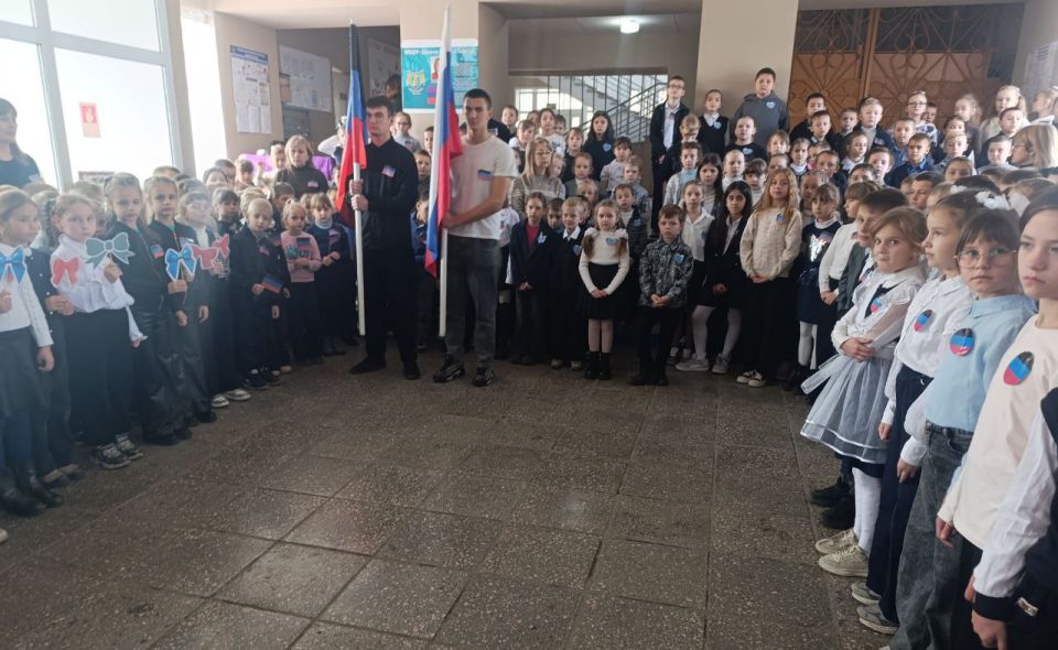 В преддверии одного из самых значимых государственных праздников – Дня Флага Донецкой Народной Республики – в стенах школы №11 состоялось торжественное мероприятие, объединившее школьников и активных членов партии «Единая... В преддверии одного из самых значимых государственных праздников – Дня Флага Донецкой Народной Республики – в стенах школы №11 состоялось торжественное мероприятие, объединившее школьников и активных членов партии «Единая...