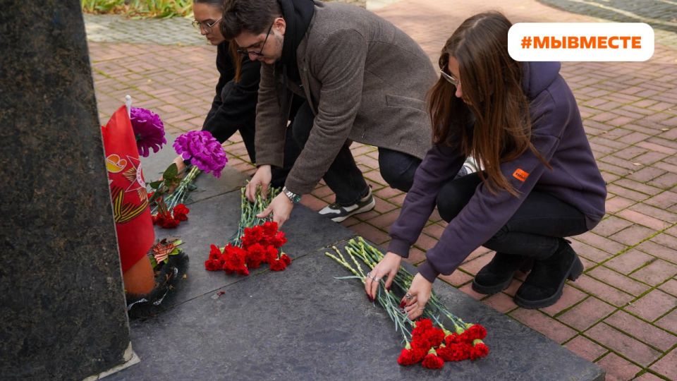 Мы за чистоту — мы помним. Сегодня волонтеры штабов #МЫВМЕСТЕ провели уборку территории у Братской могилы Мы за чистоту — мы помним. Сегодня волонтеры штабов #МЫВМЕСТЕ провели уборку территории у Братской могилы