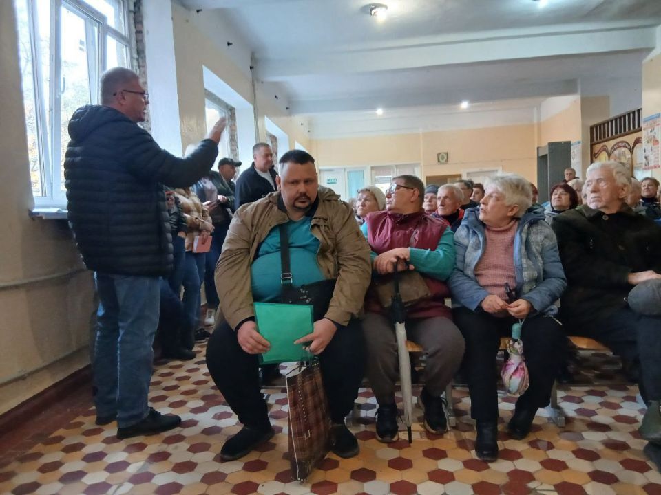 ВСТРЕЧИ С ЖИТЕЛЯМИ. 21 октября 2025 года депутаты Ясиноватского муниципального совета Донецкой Народной Республики от фракции «Единая Россия» Наталья Филиппова и Владимир Сергиенко провели встречи с жителями, во исполнение... ВСТРЕЧИ С ЖИТЕЛЯМИ. 21 октября 2025 года депутаты Ясиноватского муниципального совета Донецкой Народной Республики от фракции «Единая Россия» Наталья Филиппова и Владимир Сергиенко провели встречи с жителями, во исполнение...