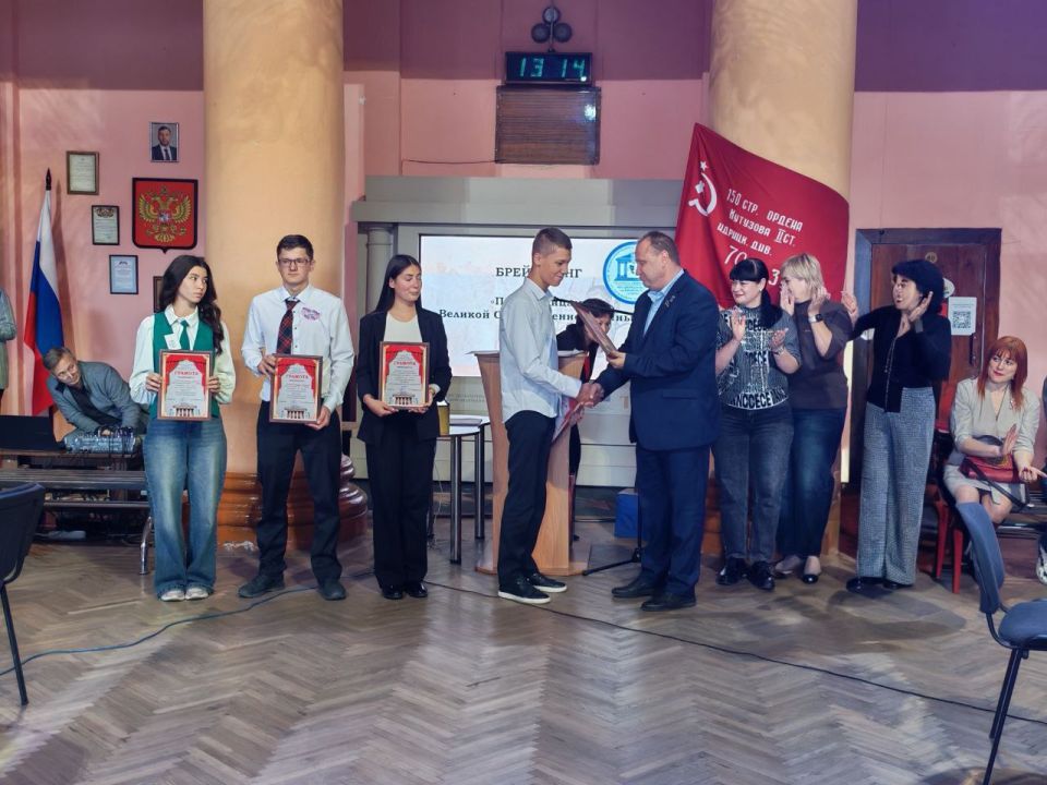 Сегодня в ДК им. В. Маяковского, в рамках партийного проекта "Старший брат", состоялась интеллектуальная игра брейн-ринг «По страницам истории Великой Отечественной войны» Сегодня в ДК им. В. Маяковского, в рамках партийного проекта "Старший брат", состоялась интеллектуальная игра брейн-ринг «По страницам истории Великой Отечественной войны»