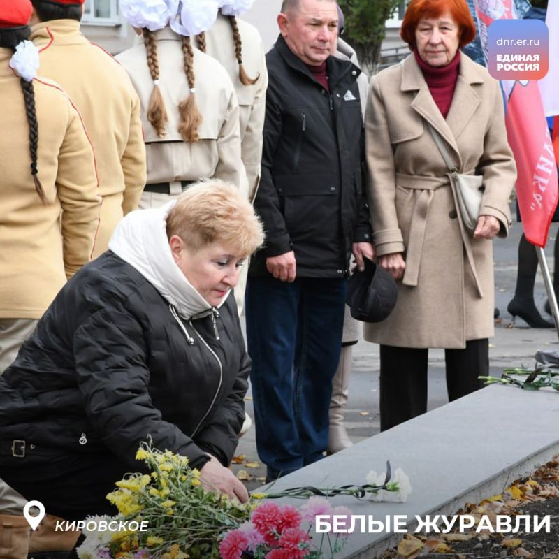 Белые журавли памяти: партийцы и молодёжь чтят павших героев Белые журавли памяти: партийцы и молодёжь чтят павших героев