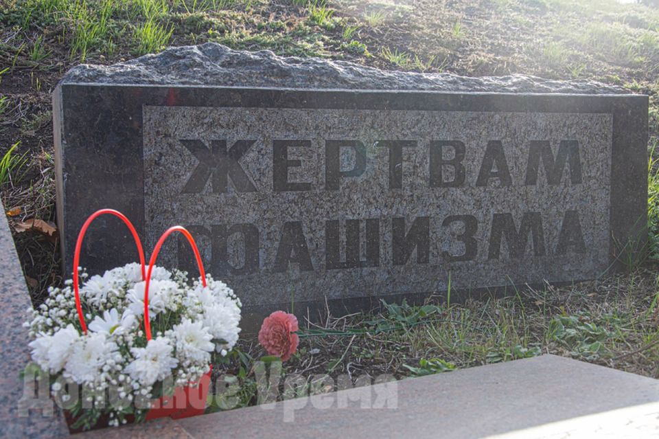 В память о погибших: в День белых журавлей молодежь возложила цветы к монументу “Жертвам фашизма” В память о погибших: в День белых журавлей молодежь возложила цветы к монументу “Жертвам фашизма”