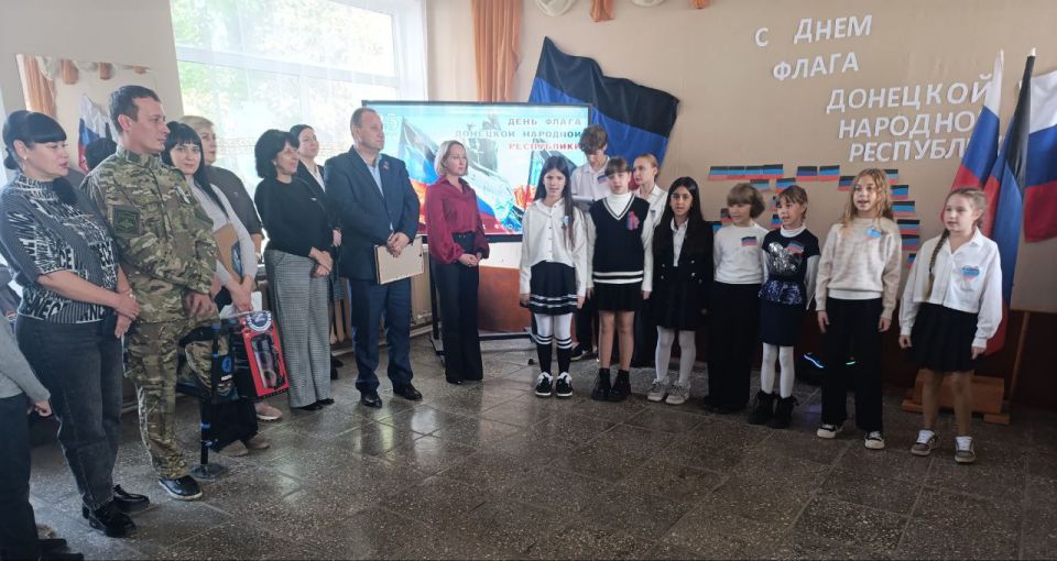 В преддверии одного из самых значимых государственных праздников – Дня Флага Донецкой Народной Республики – в стенах школы №11 состоялось торжественное мероприятие, объединившее школьников и активных членов партии «Единая... В преддверии одного из самых значимых государственных праздников – Дня Флага Донецкой Народной Республики – в стенах школы №11 состоялось торжественное мероприятие, объединившее школьников и активных членов партии «Единая...