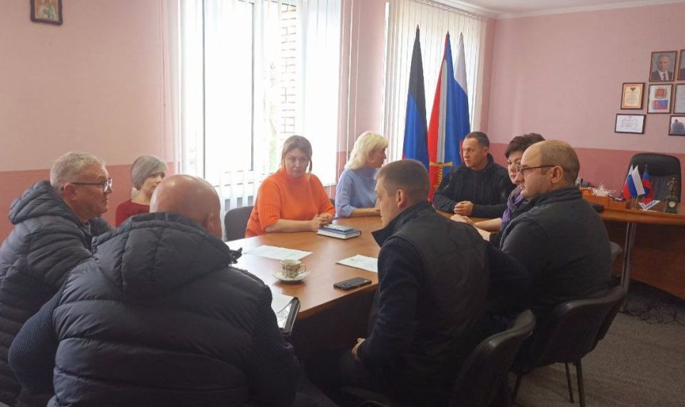 Сегодня состоялась важная встреча министра транспорта ДНР Александра Бондаренко с представителями администрации Ясиноватского муниципального округа Сегодня состоялась важная встреча министра транспорта ДНР Александра Бондаренко с представителями администрации Ясиноватского муниципального округа