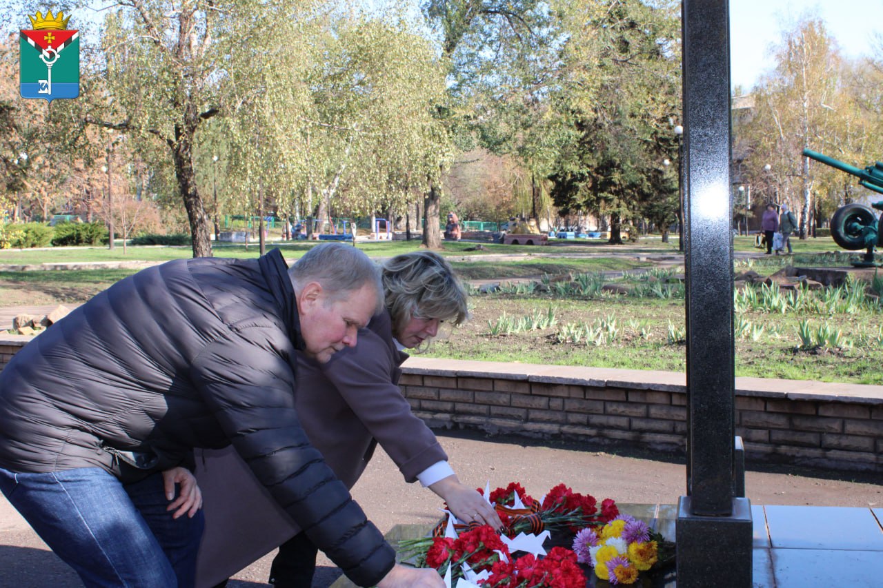 Сегодня в праздник Белых журавлей в сквере Г.Ф. Ткаченко - Петренко города Енакиево представители Администрации Краснолиманского муниципального округа и муниципального совета почтили память героев, отдавших жизнь за Отечество Сегодня в праздник Белых журавлей в сквере Г.Ф. Ткаченко - Петренко города Енакиево представители Администрации Краснолиманского муниципального округа и муниципального совета почтили память героев, отдавших жизнь за Отечество