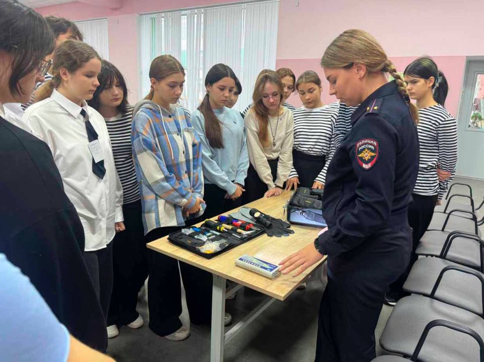 Мариупольские полицейские рассказали школьникам о своей работе Мариупольские полицейские рассказали школьникам о своей работе