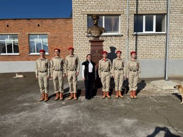 21 октября 2025 года депутат Мангушского муниципального совета, представитель фракции Всероссийской политической партии «ЕДИНАЯ РОССИЯ» в Мангушском муниципальном совете, Эльвина Ивановна Чекалова, встретилась с юнармейцами...