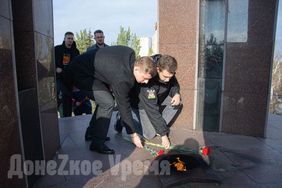 В память о погибших: в День белых журавлей молодежь возложила цветы к монументу “Жертвам фашизма” В память о погибших: в День белых журавлей молодежь возложила цветы к монументу “Жертвам фашизма”