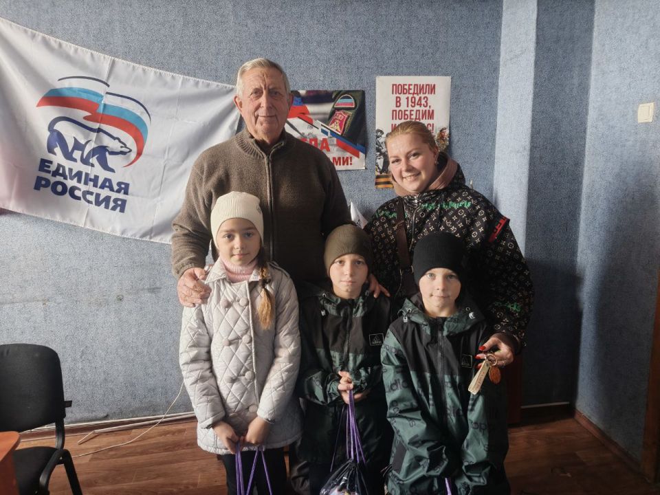 В рамках акции «Собери ребенка в школу» депутат #Комитет_по_конституционному_законодательству_государственному_строительству_и_местному_самоуправлению Мирон Братковский передал канцелярские наборы многодетной семье из... В рамках акции «Собери ребенка в школу» депутат #Комитет_по_конституционному_законодательству_государственному_строительству_и_местному_самоуправлению Мирон Братковский передал канцелярские наборы многодетной семье из...