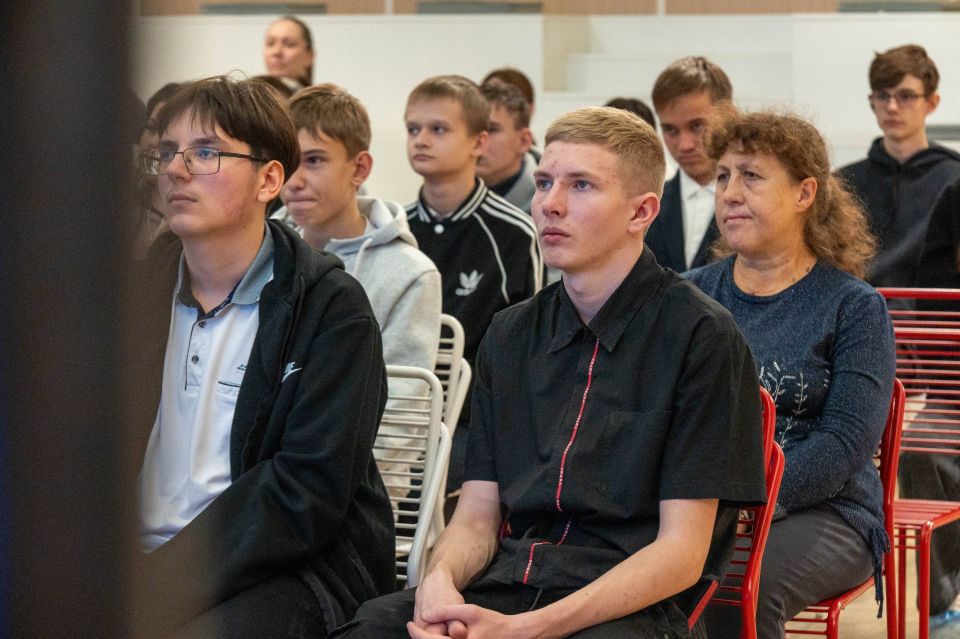 «У вас есть свой уникальный опыт души»: Захар Прилепин о молодёжи Донбасса «У вас есть свой уникальный опыт души»: Захар Прилепин о молодёжи Донбасса