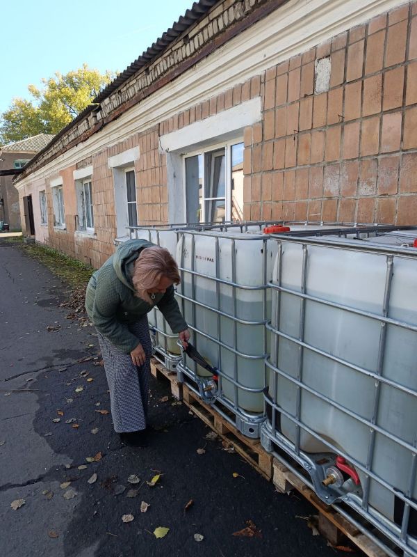 По поручению Главы Республики Дениса Пушилина депутат Торезского городского совета Яна Оприщенко проконтролировала подвоз воды в ранее установленные ёмкости возле ГБПОУ "ТТСТС" По поручению Главы Республики Дениса Пушилина депутат Торезского городского совета Яна Оприщенко проконтролировала подвоз воды в ранее установленные ёмкости возле ГБПОУ "ТТСТС"