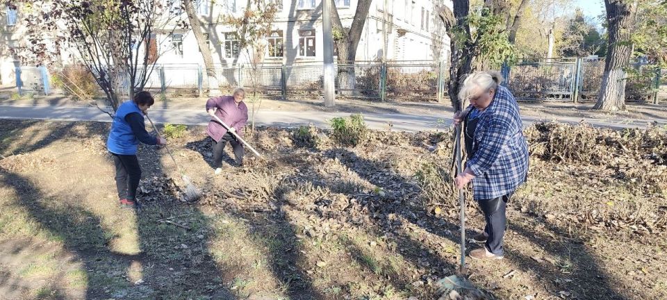 Сегодня, 23 октября 2025 года, в рамках проекта «Городская среда», реализуемого Единой Россией , работники общеобразовательных учреждений Кировского района приняли участие в традиционной экологической акции «Чистый четверг» Сегодня, 23 октября 2025 года, в рамках проекта «Городская среда», реализуемого Единой Россией , работники общеобразовательных учреждений Кировского района приняли участие в традиционной экологической акции «Чистый четверг»