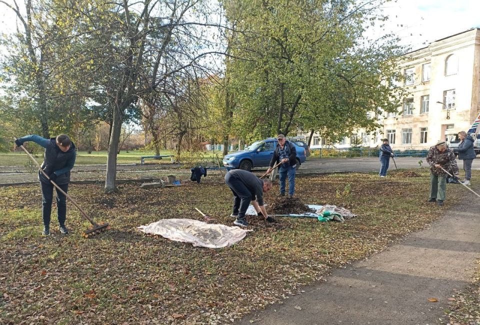 Сегодня, 23 октября 2025 года, в рамках проекта «Городская среда», реализуемого Единой Россией , работники общеобразовательных учреждений Кировского района приняли участие в традиционной экологической акции «Чистый четверг» Сегодня, 23 октября 2025 года, в рамках проекта «Городская среда», реализуемого Единой Россией , работники общеобразовательных учреждений Кировского района приняли участие в традиционной экологической акции «Чистый четверг»