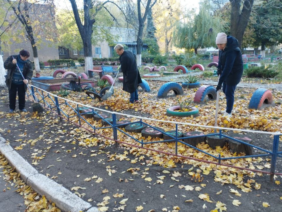 Сегодня, 23 октября 2025 года, в рамках проекта «Городская среда», реализуемого Единой Россией , работники общеобразовательных учреждений Кировского района приняли участие в традиционной экологической акции «Чистый четверг» Сегодня, 23 октября 2025 года, в рамках проекта «Городская среда», реализуемого Единой Россией , работники общеобразовательных учреждений Кировского района приняли участие в традиционной экологической акции «Чистый четверг»