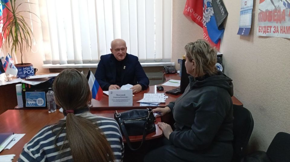 Елена Синецкая: Сегодня, 23 октября, депутат Донецкого городского совета Владимир Мозговой провел прием граждан в рамках работы общественной приемной Всероссийской политической партии «Единая Россия» в Калининском... Елена Синецкая: Сегодня, 23 октября, депутат Донецкого городского совета Владимир Мозговой провел прием граждан в рамках работы общественной приемной Всероссийской политической партии «Единая Россия» в Калининском...