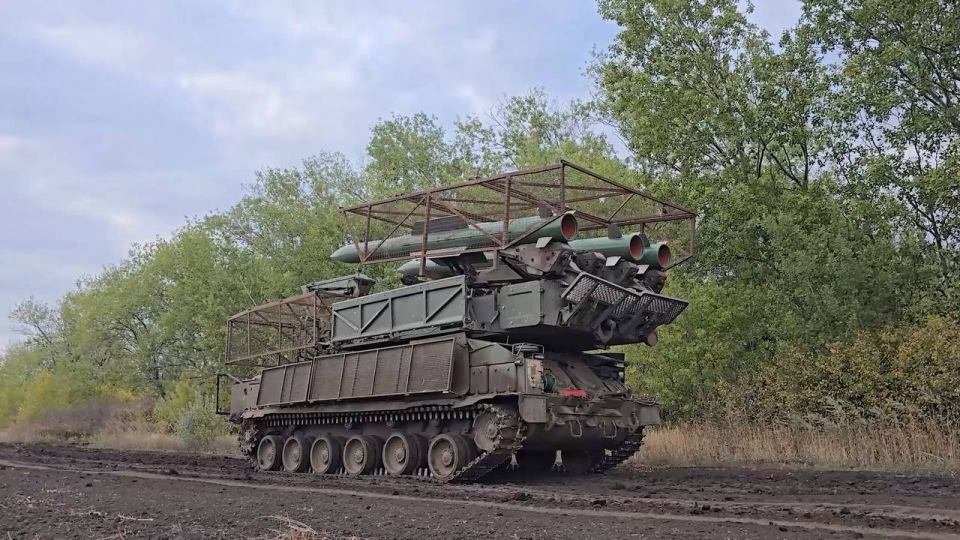 Пуско-заряжающая установка 9А316 из состава ЗРК 9К317 «Бук-М2» группировки войск «Центр» на Покровском (Красноармейском) направлении Пуско-заряжающая установка 9А316 из состава ЗРК 9К317 «Бук-М2» группировки войск «Центр» на Покровском (Красноармейском) направлении