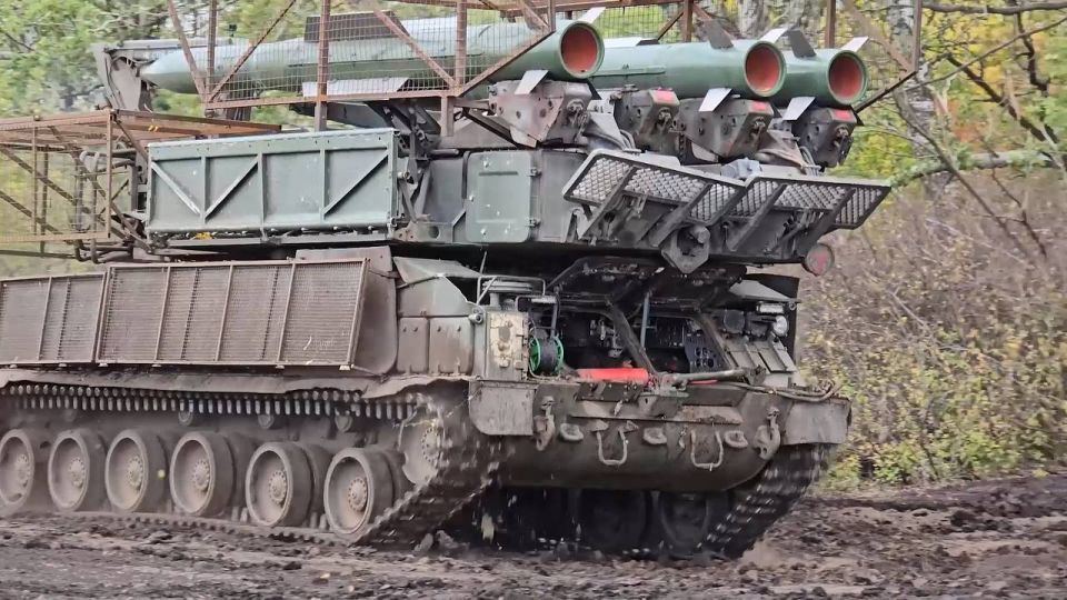 Пуско-заряжающая установка 9А316 из состава ЗРК 9К317 «Бук-М2» группировки войск «Центр» на Покровском (Красноармейском) направлении Пуско-заряжающая установка 9А316 из состава ЗРК 9К317 «Бук-М2» группировки войск «Центр» на Покровском (Красноармейском) направлении