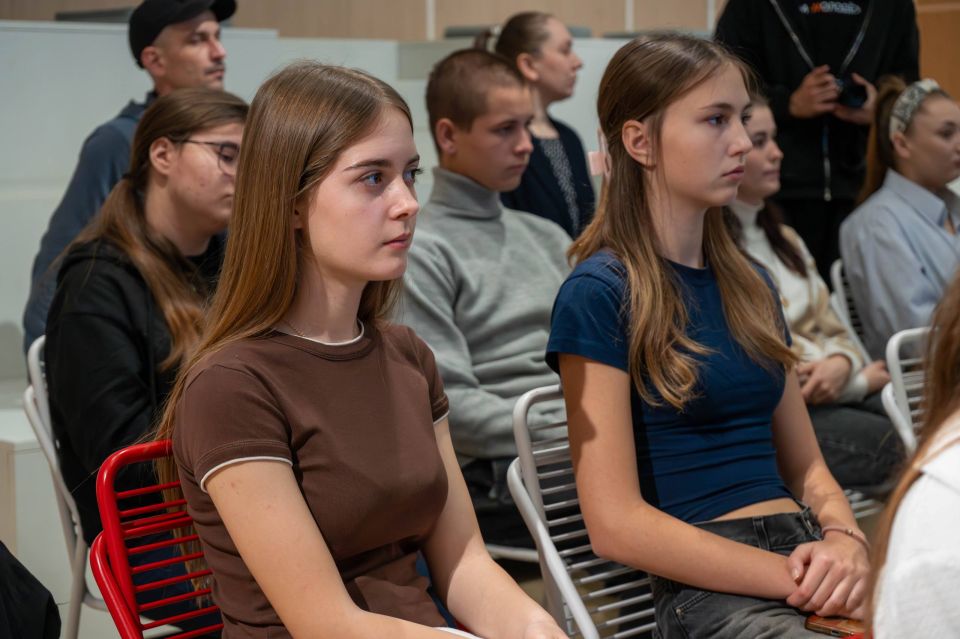 «У вас есть свой уникальный опыт души»: Захар Прилепин о молодёжи Донбасса «У вас есть свой уникальный опыт души»: Захар Прилепин о молодёжи Донбасса