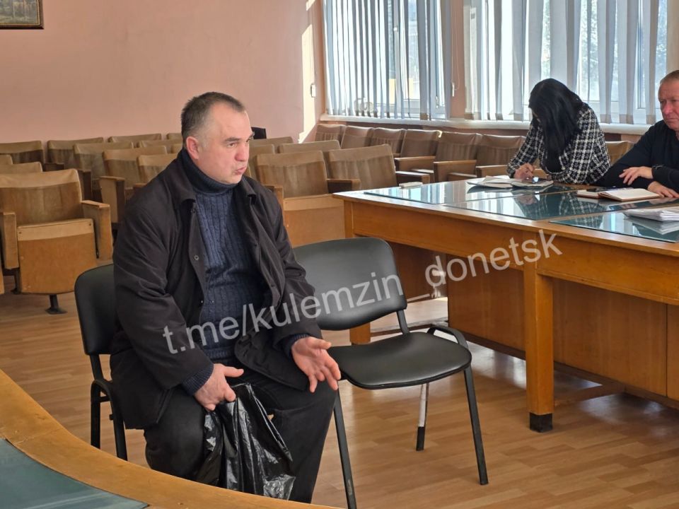 Сегодня советник главы администрации городского округа Донецк провёл приём граждан в общественной приёмной Донецкого городского местного отделения партии «Единая Россия» Сегодня советник главы администрации городского округа Донецк провёл приём граждан в общественной приёмной Донецкого городского местного отделения партии «Единая Россия»