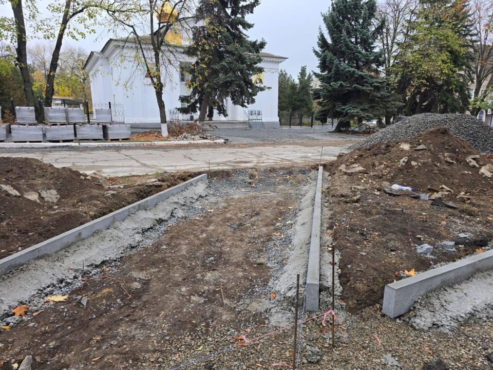 В Комсомольском продолжается реконструкция площади благодаря Забайкалью В Комсомольском продолжается реконструкция площади благодаря Забайкалью