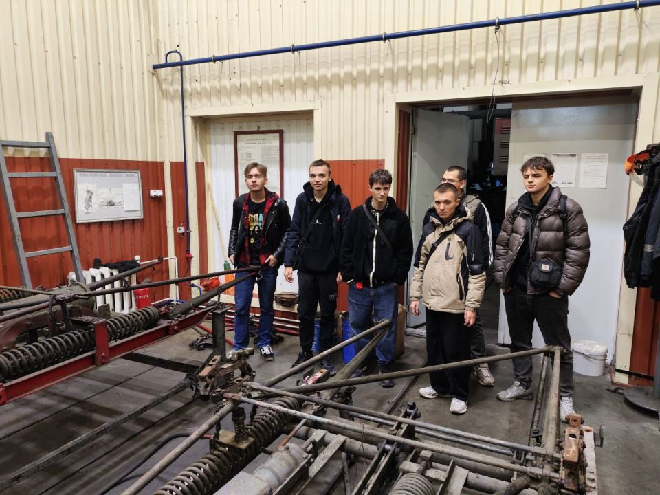 Студенты второго курса Донецкого института железнодорожного транспорта побывали в локомотивном депо Ясиноватая на ознакомительной экскурсии Студенты второго курса Донецкого института железнодорожного транспорта побывали в локомотивном депо Ясиноватая на ознакомительной экскурсии