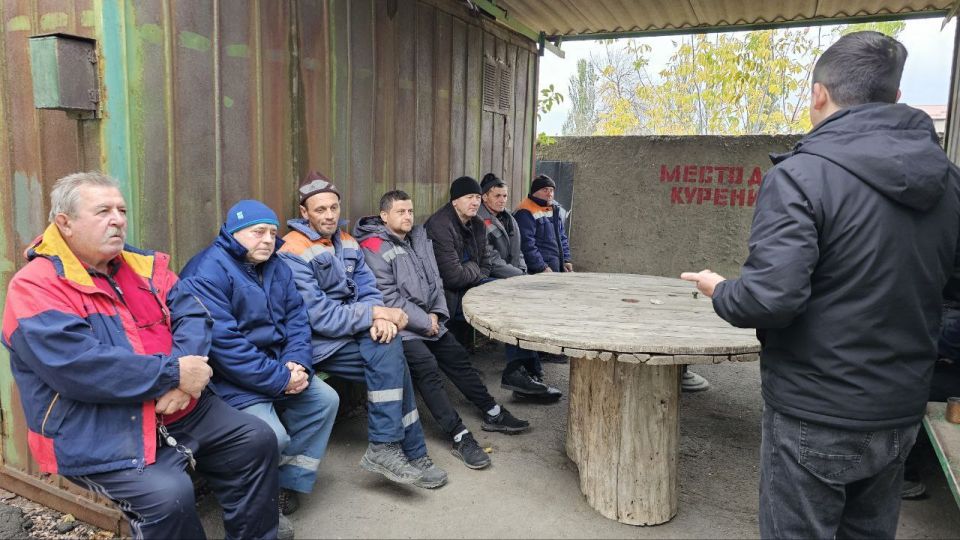 Член Общественного совета Тельмановского округа провел встречу с сотрудниками Тельмановского участка тепловых сетей филиала «Новоазовсктеплосеть» ГУП ДНР «ДОНБАССТЕПЛОЭНЕРГО» Член Общественного совета Тельмановского округа провел встречу с сотрудниками Тельмановского участка тепловых сетей филиала «Новоазовсктеплосеть» ГУП ДНР «ДОНБАССТЕПЛОЭНЕРГО»