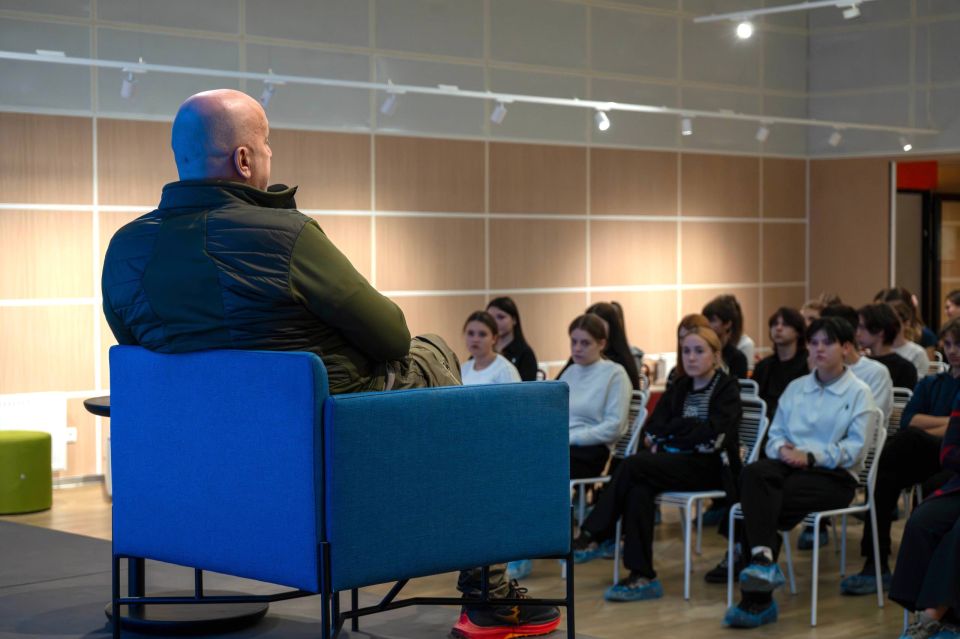 «У вас есть свой уникальный опыт души»: Захар Прилепин о молодёжи Донбасса «У вас есть свой уникальный опыт души»: Захар Прилепин о молодёжи Донбасса