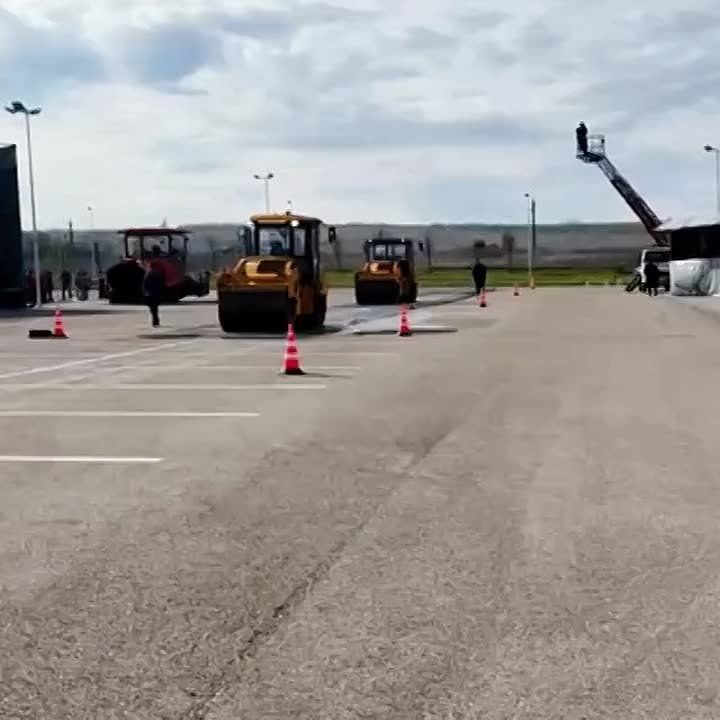 Также сегодня в рамках выставки "Дорога-2025" состоялась демонстрационная укладка дорожного полотна с применением беспилотной техники российского производства