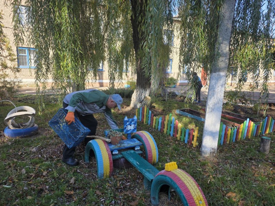 Сегодня, 23 октября 2025 года, в рамках проекта «Городская среда», реализуемого Единой Россией , работники общеобразовательных учреждений Кировского района приняли участие в традиционной экологической акции «Чистый четверг» Сегодня, 23 октября 2025 года, в рамках проекта «Городская среда», реализуемого Единой Россией , работники общеобразовательных учреждений Кировского района приняли участие в традиционной экологической акции «Чистый четверг»