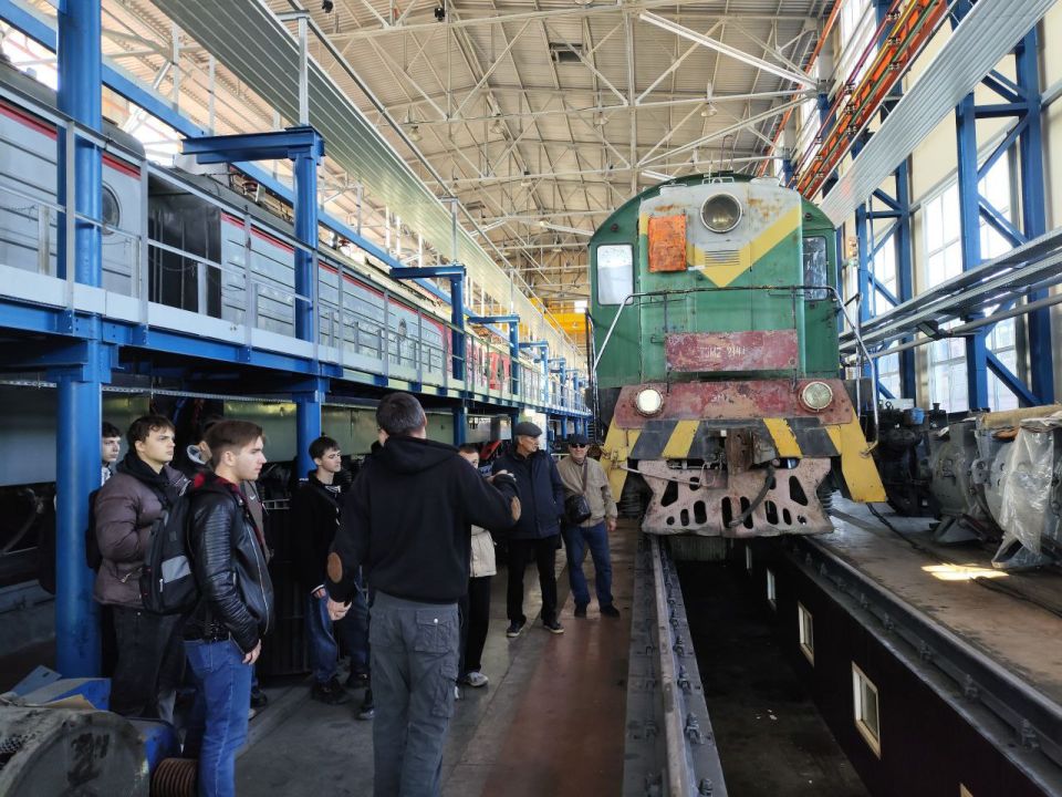 Студенты второго курса Донецкого института железнодорожного транспорта побывали в локомотивном депо Ясиноватая на ознакомительной экскурсии Студенты второго курса Донецкого института железнодорожного транспорта побывали в локомотивном депо Ясиноватая на ознакомительной экскурсии