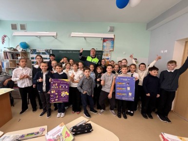 Сотрудники ОГИБДД Мариуполя проводят беседы с детьми