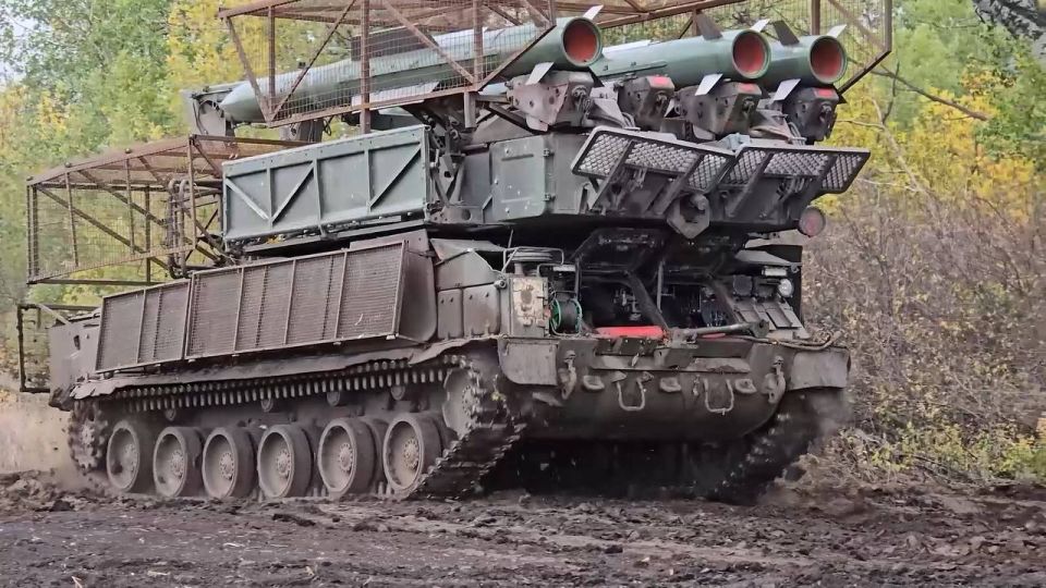 Пуско-заряжающая установка 9А316 из состава ЗРК 9К317 «Бук-М2» группировки войск «Центр» на Покровском (Красноармейском) направлении Пуско-заряжающая установка 9А316 из состава ЗРК 9К317 «Бук-М2» группировки войск «Центр» на Покровском (Красноармейском) направлении