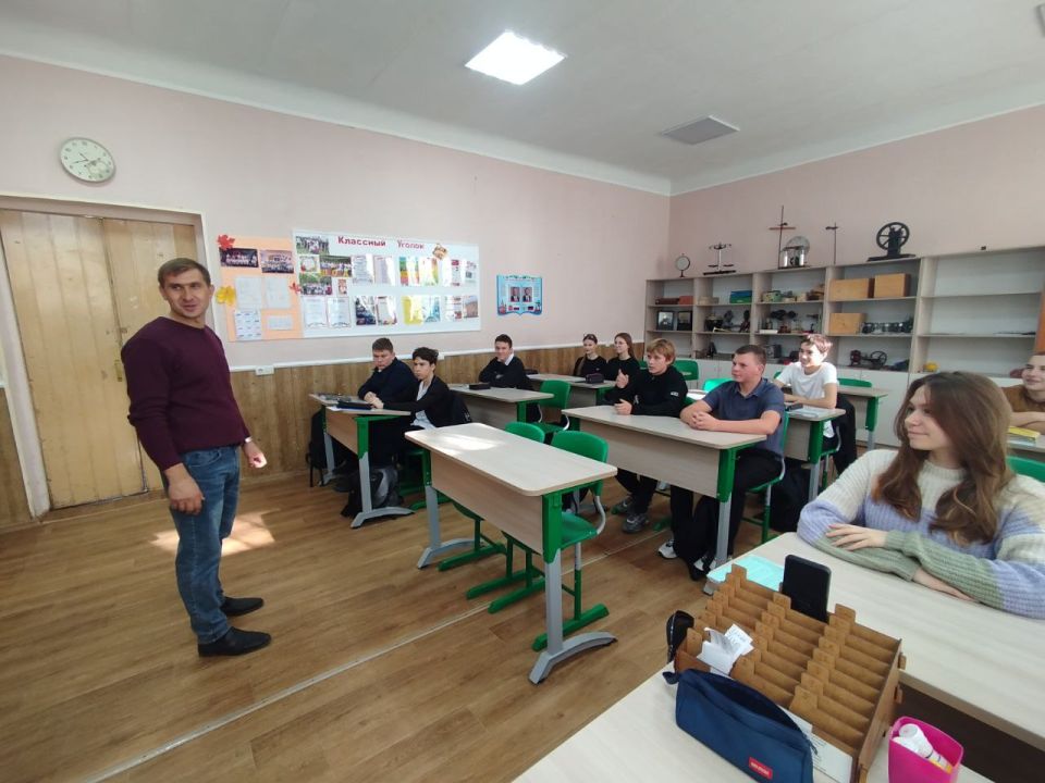Начальник Марьяновского территориального отдела Администрации Старобешевского муниципального округа Николай Пефтиев провел встречу с молодёжью села Марьяновка Начальник Марьяновского территориального отдела Администрации Старобешевского муниципального округа Николай Пефтиев провел встречу с молодёжью села Марьяновка