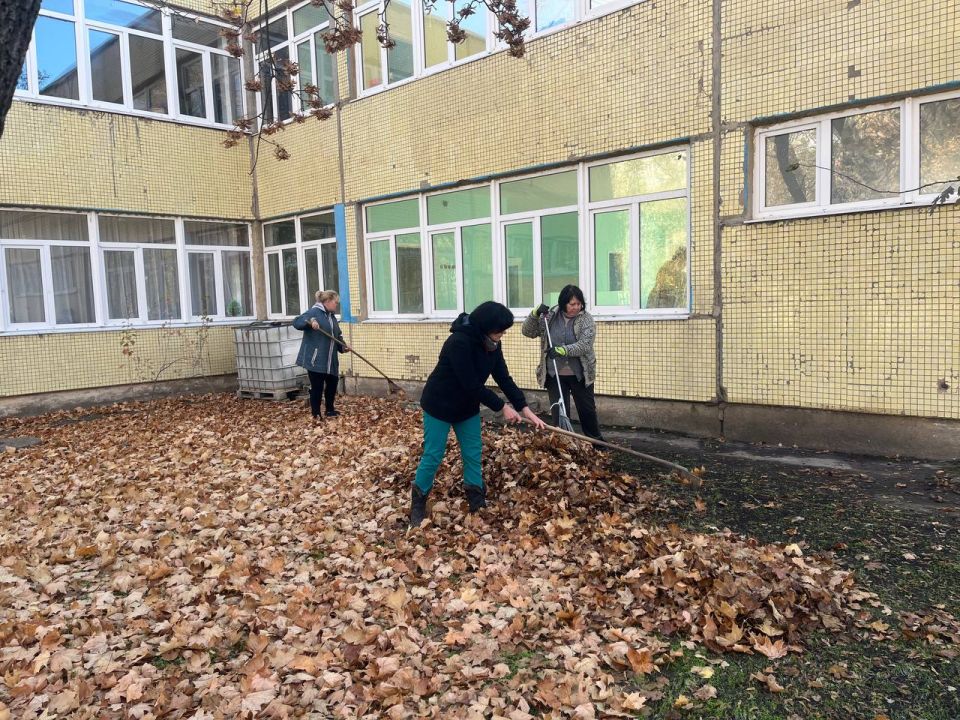 Сегодня, 23 октября 2025 года, в рамках проекта «Городская среда», реализуемого Единой Россией , работники общеобразовательных учреждений Кировского района приняли участие в традиционной экологической акции «Чистый четверг» Сегодня, 23 октября 2025 года, в рамках проекта «Городская среда», реализуемого Единой Россией , работники общеобразовательных учреждений Кировского района приняли участие в традиционной экологической акции «Чистый четверг»