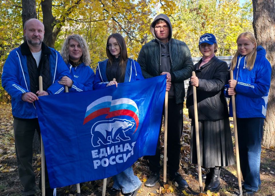 Иван Адамец: В рамках традиционной акции "Чистый четверг" сотрудники управы провели уборку прилегающей территории, собрав опавшую листву Иван Адамец: В рамках традиционной акции "Чистый четверг" сотрудники управы провели уборку прилегающей территории, собрав опавшую листву