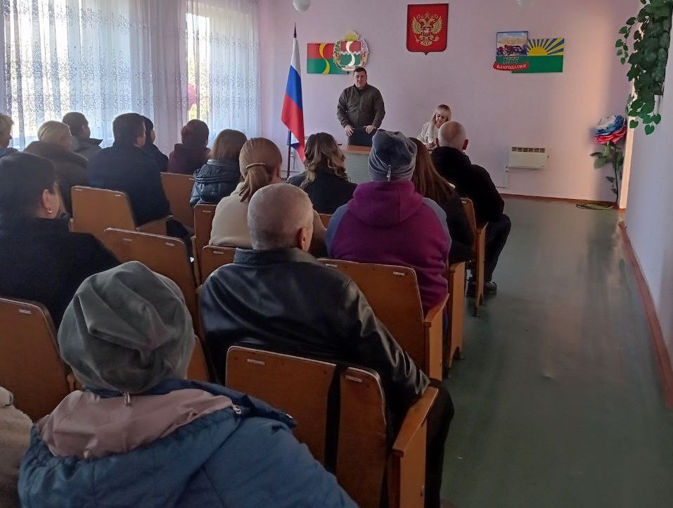 Глава Амвросиевского муниципального округа Игорь Лызов встретился с жителями с. Благодатное