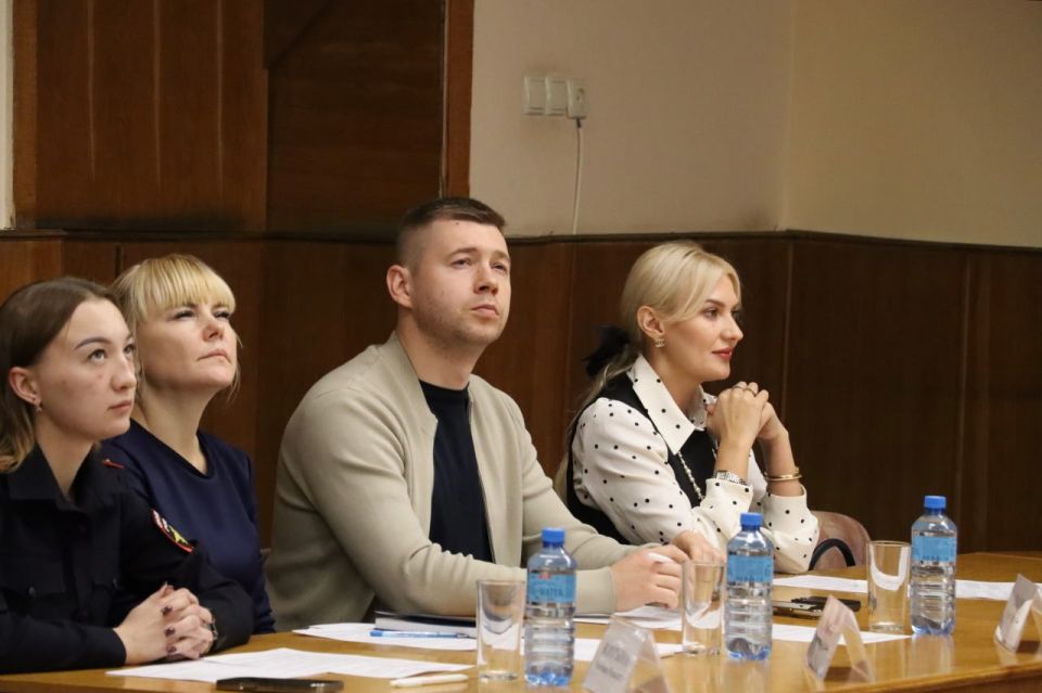 Дарья Морозова: Уполномоченный по правам человека в Донецкой Народной Республике приняла участие в заседании Республиканского координационного совета при Главе Донецкой Народной Республике по взаимодействию с Общероссийским... Дарья Морозова: Уполномоченный по правам человека в Донецкой Народной Республике приняла участие в заседании Республиканского координационного совета при Главе Донецкой Народной Республике по взаимодействию с Общероссийским...