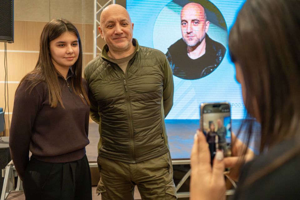 «У вас есть свой уникальный опыт души»: Захар Прилепин о молодёжи Донбасса «У вас есть свой уникальный опыт души»: Захар Прилепин о молодёжи Донбасса