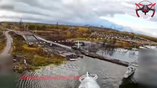 Переправы не будет!. Барражирующий боеприпас "Ланцет" уничтожает автокран ВСУ при попытке восстановления разбитой переправы через р. Северский Донец в районе н.п. Райгородок